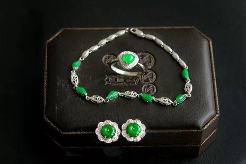 上千万与上亿的珍藏级翡翠项链的差别有哪些?-第17张图片-翡翠网 上千万与上亿的珍藏级翡翠项链的差别有哪些?-第17张图片-翡翠网