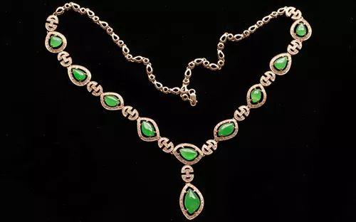 上千万与上亿的珍藏级翡翠项链的差别有哪些?-第21张图片-翡翠网 上千万与上亿的珍藏级翡翠项链的差别有哪些?-第21张图片-翡翠网