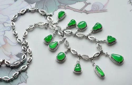 上千万与上亿的珍藏级翡翠项链的差别有哪些?-第30张图片-翡翠网 上千万与上亿的珍藏级翡翠项链的差别有哪些?-第30张图片-翡翠网