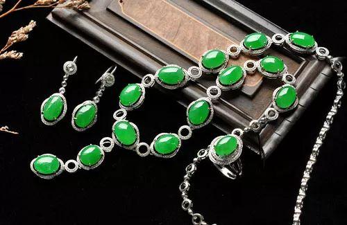 上千万与上亿的珍藏级翡翠项链的差别有哪些?-第33张图片-翡翠网 上千万与上亿的珍藏级翡翠项链的差别有哪些?-第33张图片-翡翠网