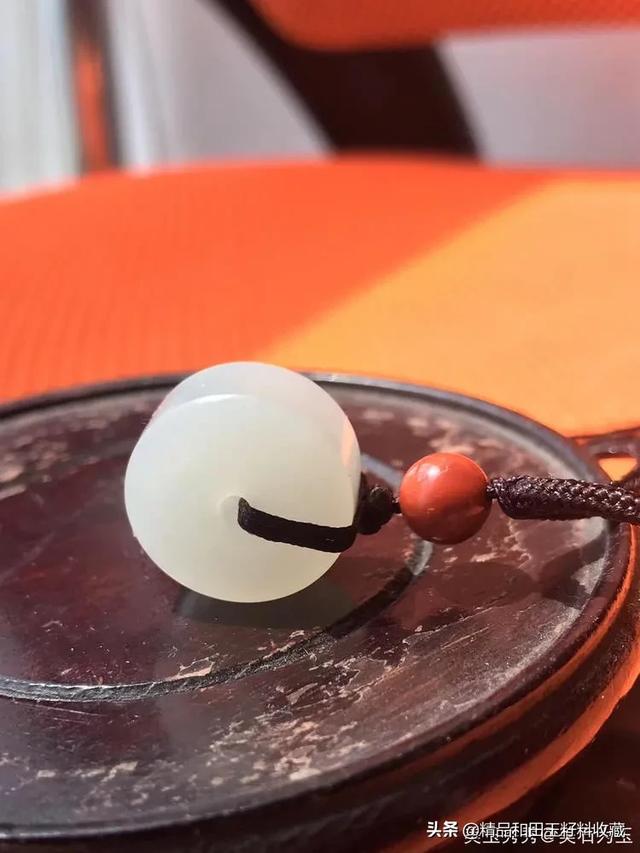 想要买一块和田玉平安扣,千元左右的预算,本人25岁男,有什么推荐吗?-第2张图片-翡翠网 想要买一块和田玉平安扣,千元左右的预算,本人25岁男,有什么推荐吗?-第2张图片-翡翠网