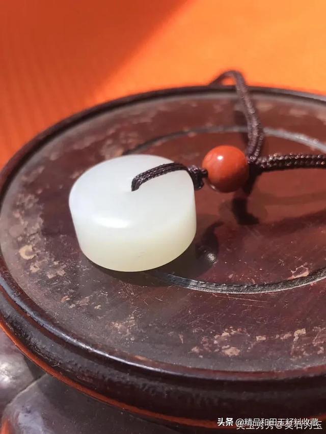 想要买一块和田玉平安扣,千元左右的预算,本人25岁男,有什么推荐吗?-第6张图片-翡翠网 想要买一块和田玉平安扣,千元左右的预算,本人25岁男,有什么推荐吗?-第6张图片-翡翠网