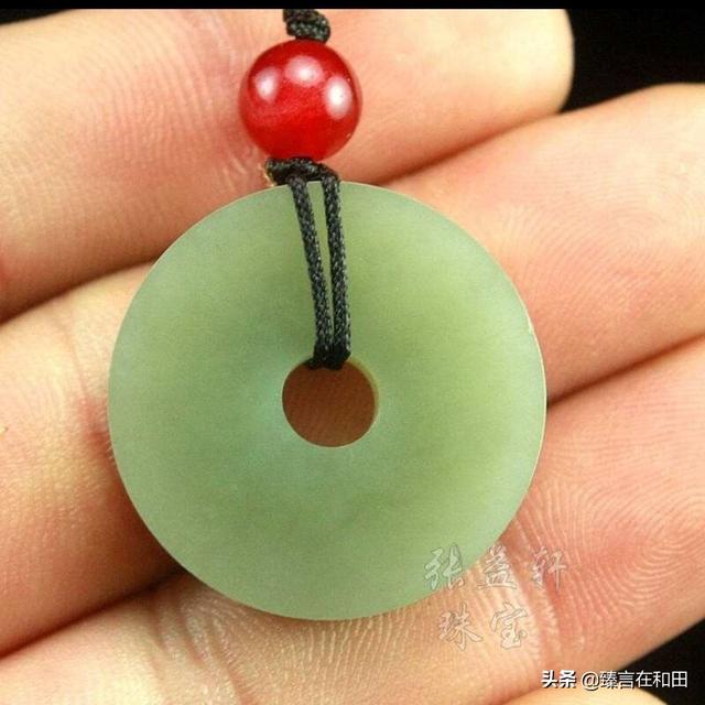 和田玉挂件搭配什么样的绳子比较美?-第8张图片-翡翠网 和田玉挂件搭配什么样的绳子比较美?-第8张图片-翡翠网