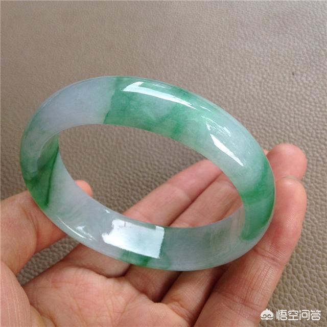 再请翡翠高手,这块翡翠的种水和价值如何?-第1张图片-翡翠网 再请翡翠高手,这块翡翠的种水和价值如何?-第1张图片-翡翠网