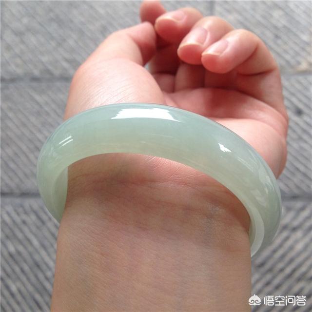 再请翡翠高手,这块翡翠的种水和价值如何?-第3张图片-翡翠网 再请翡翠高手,这块翡翠的种水和价值如何?-第3张图片-翡翠网