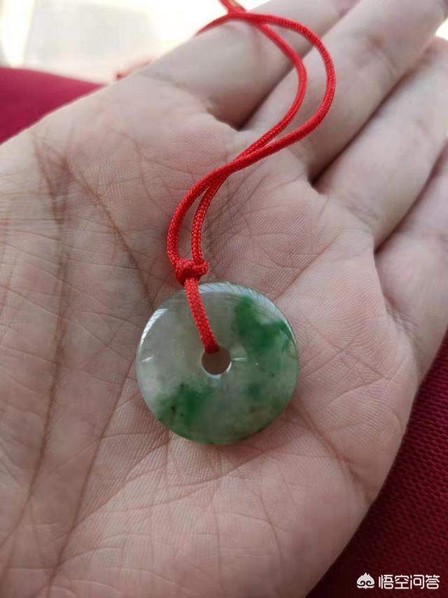 翡翠怎样才能越戴越透亮?-第1张图片-翡翠网 翡翠怎样才能越戴越透亮?-第1张图片-翡翠网