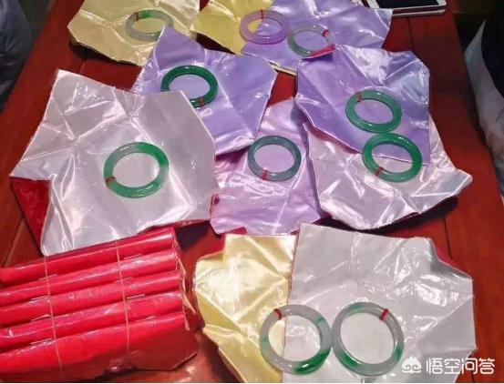 有些几十万的高档翡翠手镯为什么要用几毛钱的廉价红色塑料纸包着?-第1张图片-翡翠网 有些几十万的高档翡翠手镯为什么要用几毛钱的廉价红色塑料纸包着?-第1张图片-翡翠网
