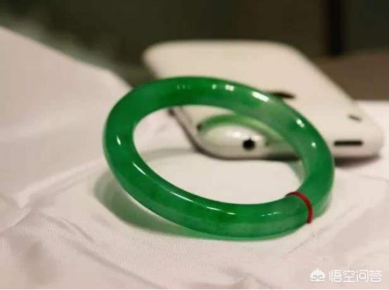 有些几十万的高档翡翠手镯为什么要用几毛钱的廉价红色塑料纸包着?-第2张图片-翡翠网 有些几十万的高档翡翠手镯为什么要用几毛钱的廉价红色塑料纸包着?-第2张图片-翡翠网