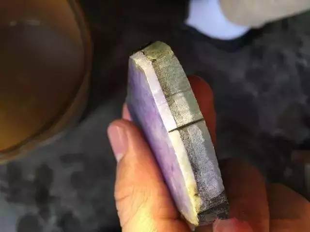 60万的紫罗兰翡翠赌石，切开后让人吃惊，赌石也能造假吗？-第6张图片-翡翠网