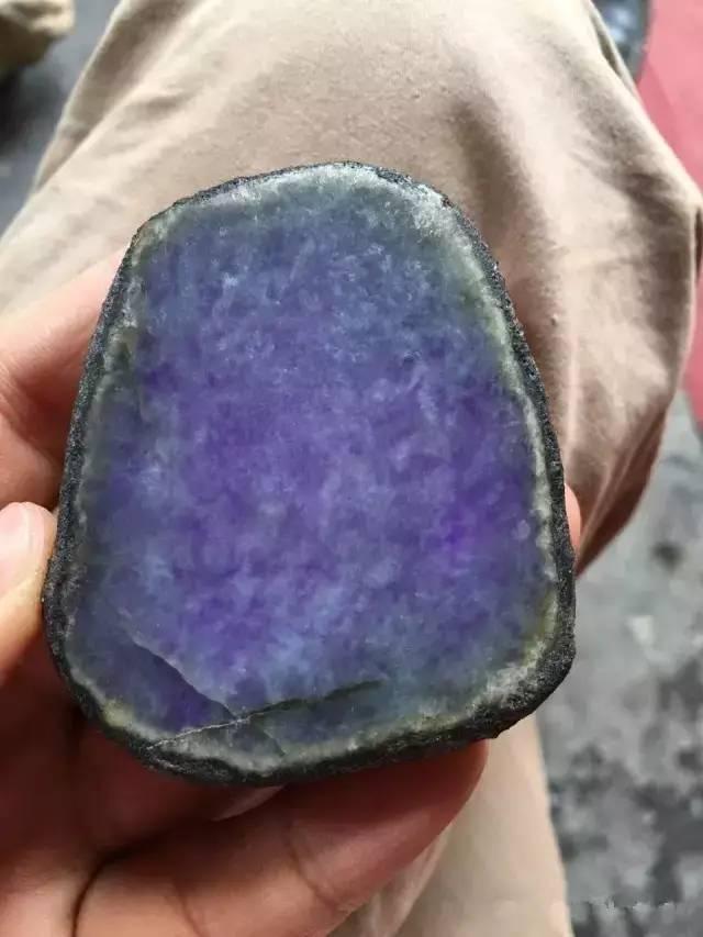60万的紫罗兰翡翠赌石，切开后让人吃惊，赌石也能造假吗？-第7张图片-翡翠网