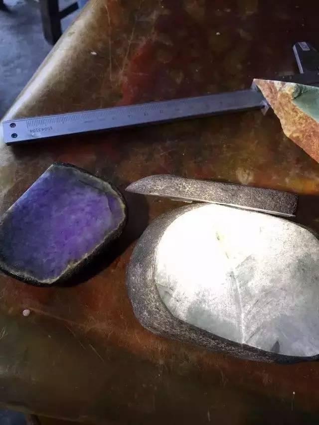 60万的紫罗兰翡翠赌石，切开后让人吃惊，赌石也能造假吗？-第11张图片-翡翠网