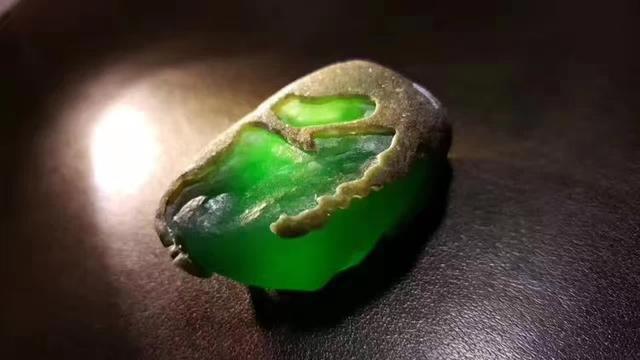 帝王绿翡翠原石长什么样呢?-第3张图片-翡翠网 帝王绿翡翠原石长什么样呢?-第3张图片-翡翠网