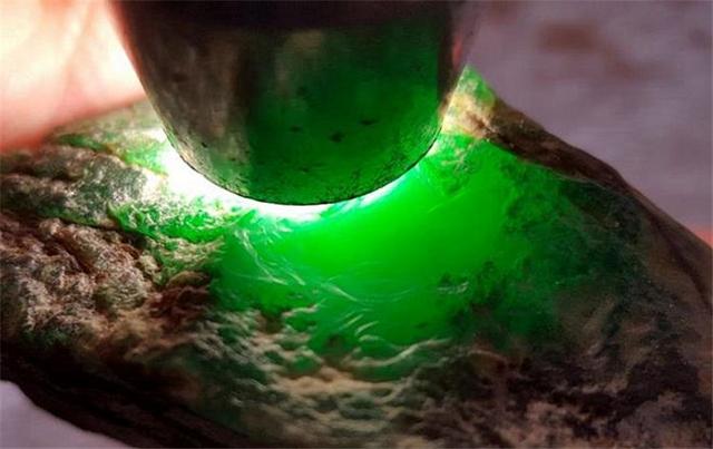 帝王绿翡翠原石长什么样呢?-第4张图片-翡翠网 帝王绿翡翠原石长什么样呢?-第4张图片-翡翠网