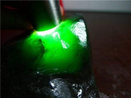 帝王绿翡翠原石长什么样呢?-第5张图片-翡翠网 帝王绿翡翠原石长什么样呢?-第5张图片-翡翠网