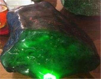 帝王绿翡翠原石长什么样呢?-第6张图片-翡翠网 帝王绿翡翠原石长什么样呢?-第6张图片-翡翠网