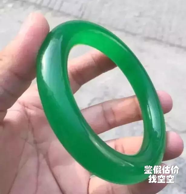 帝王绿翡翠手镯该怎么去鉴定呢?-第4张图片-翡翠网 帝王绿翡翠手镯该怎么去鉴定呢?-第4张图片-翡翠网