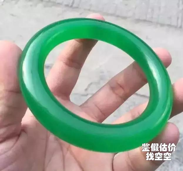 帝王绿翡翠手镯该怎么去鉴定呢?-第5张图片-翡翠网 帝王绿翡翠手镯该怎么去鉴定呢?-第5张图片-翡翠网