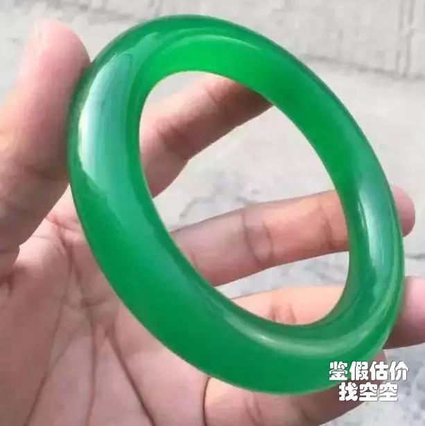 帝王绿翡翠手镯该怎么去鉴定呢?-第6张图片-翡翠网 帝王绿翡翠手镯该怎么去鉴定呢?-第6张图片-翡翠网