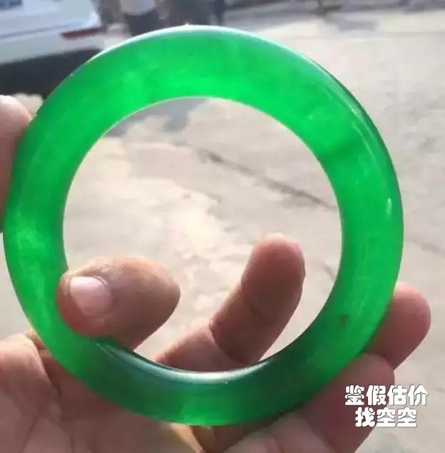 帝王绿翡翠手镯该怎么去鉴定呢?-第7张图片-翡翠网 帝王绿翡翠手镯该怎么去鉴定呢?-第7张图片-翡翠网