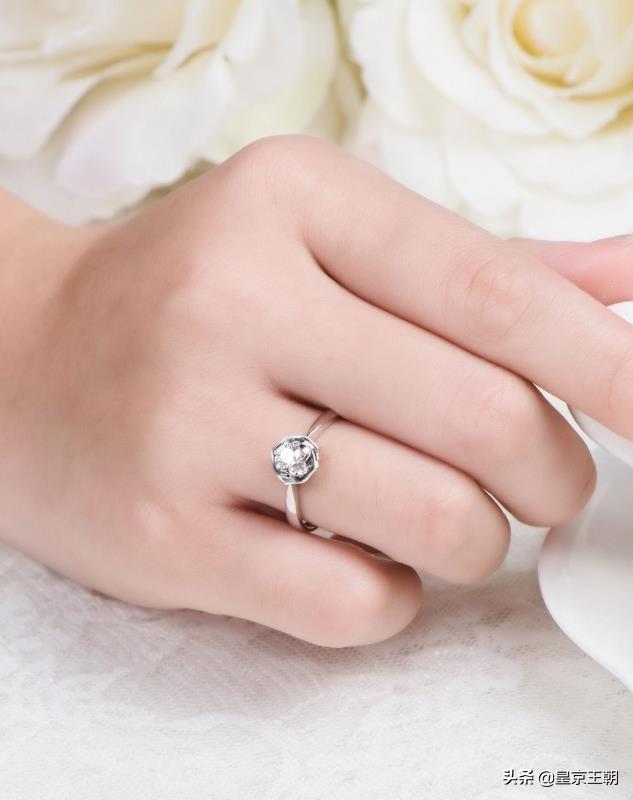 钻石戒指的款式一定要选一克拉以上的吗？如何挑选钻戒？-第1张图片-翡翠网