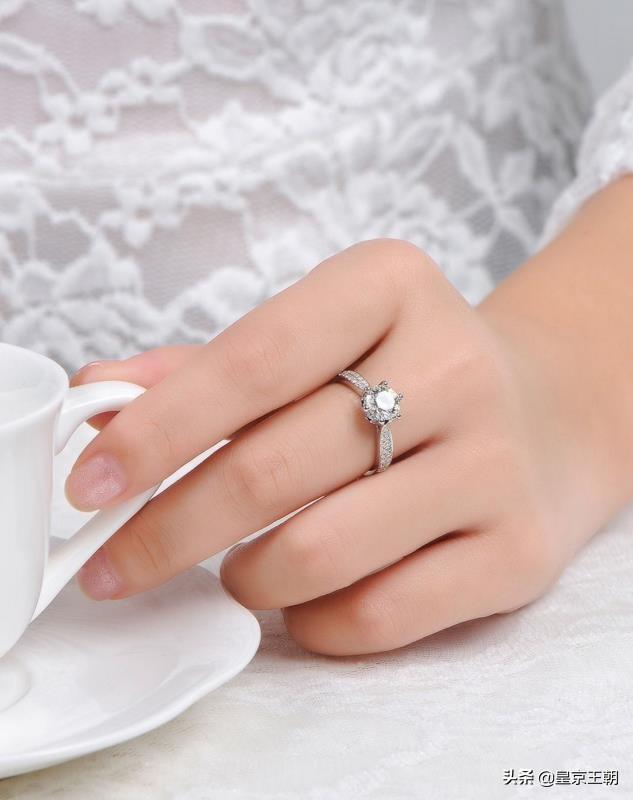 钻石戒指的款式一定要选一克拉以上的吗？如何挑选钻戒？-第2张图片-翡翠网