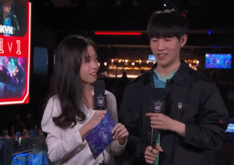 LPL全明星赛,Theshy与女主持“情侣戒指”曝光,水友纷纷刷出般配2字,你有何看法?-第4张图片-翡翠网 LPL全明星赛,Theshy与女主持“情侣戒指”曝光,水友纷纷刷出般配2字,你有何看法?-第4张图片-翡翠网