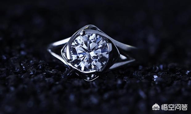 情侣戒指戴法有什么不同?中指还是无名指,你会戴哪个?-第2张图片-翡翠网 情侣戒指戴法有什么不同?中指还是无名指,你会戴哪个?-第2张图片-翡翠网