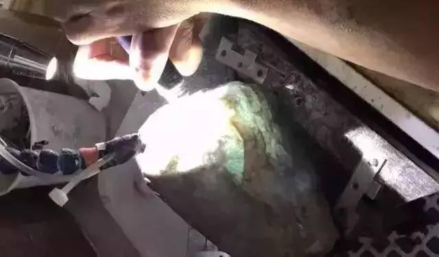 15W的翡翠原石切出天空蓝，美得像假货，能涨多少？-第4张图片-翡翠网