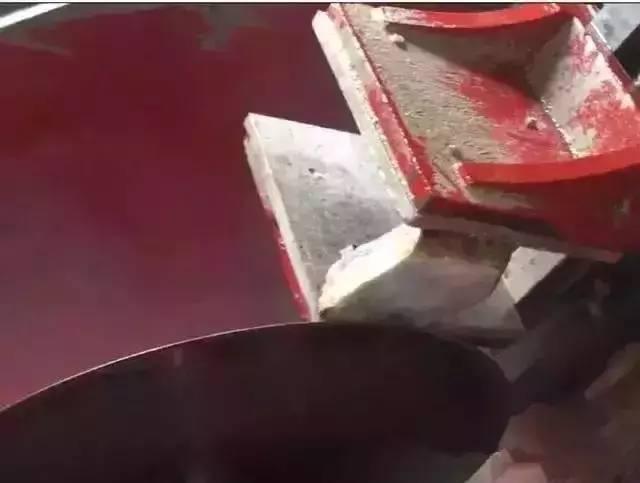 15W的翡翠原石切出天空蓝，美得像假货，能涨多少？-第7张图片-翡翠网