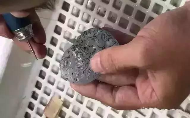 15W的翡翠原石切出天空蓝，美得像假货，能涨多少？-第12张图片-翡翠网