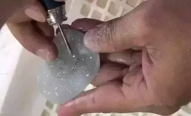 15W的翡翠原石切出天空蓝，美得像假货，能涨多少？-第13张图片-翡翠网