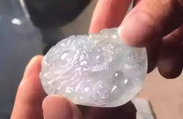 15W的翡翠原石切出天空蓝，美得像假货，能涨多少？-第17张图片-翡翠网