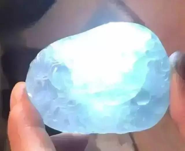 15W的翡翠原石切出天空蓝，美得像假货，能涨多少？-第18张图片-翡翠网