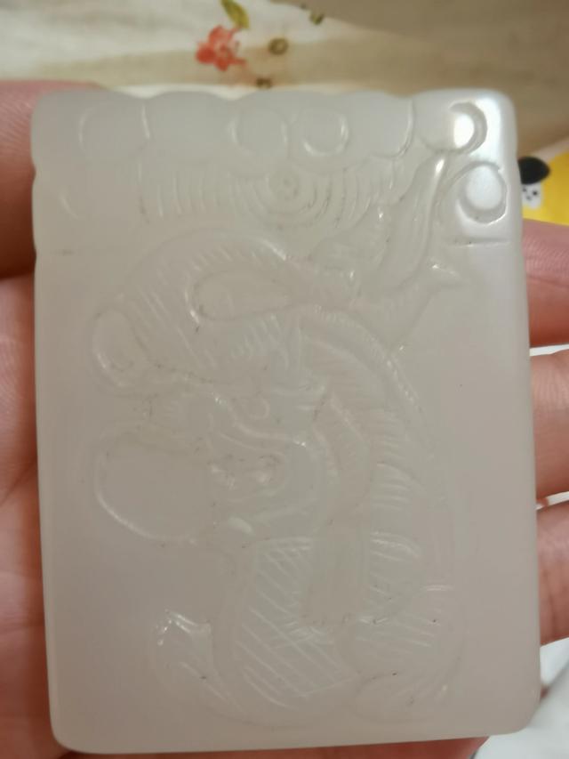 请问这块羊脂玉是什么品质，市场价大概多少一克？-第1张图片-翡翠网