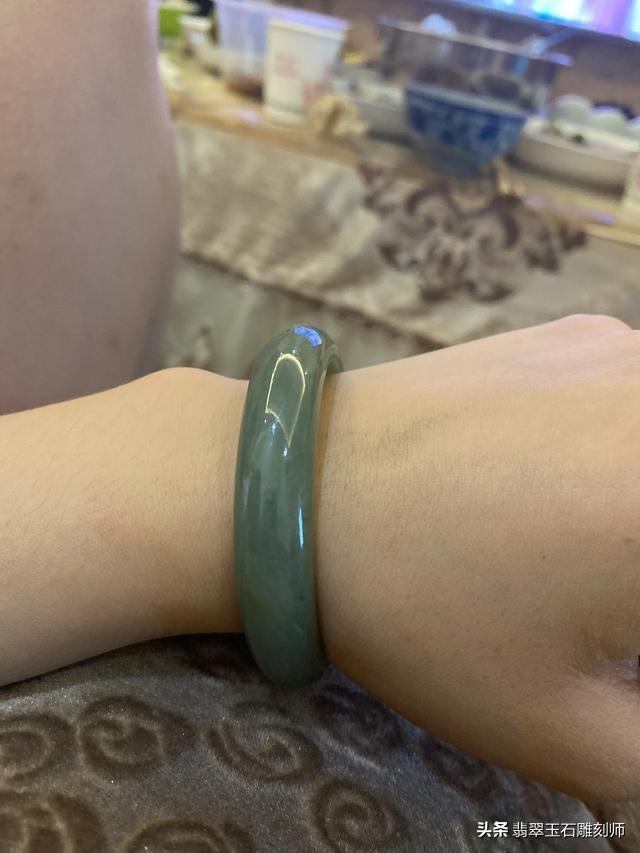 朋友送的翡翠手镯,大家帮忙看看是啥价值?-第1张图片-翡翠网 朋友送的翡翠手镯,大家帮忙看看是啥价值?-第1张图片-翡翠网