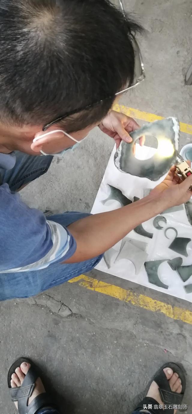 朋友送的翡翠手镯,大家帮忙看看是啥价值?-第3张图片-翡翠网 朋友送的翡翠手镯,大家帮忙看看是啥价值?-第3张图片-翡翠网