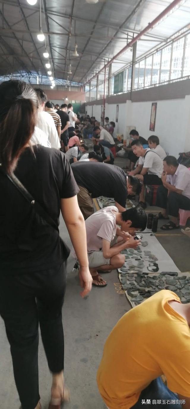 朋友送的翡翠手镯,大家帮忙看看是啥价值?-第4张图片-翡翠网 朋友送的翡翠手镯,大家帮忙看看是啥价值?-第4张图片-翡翠网