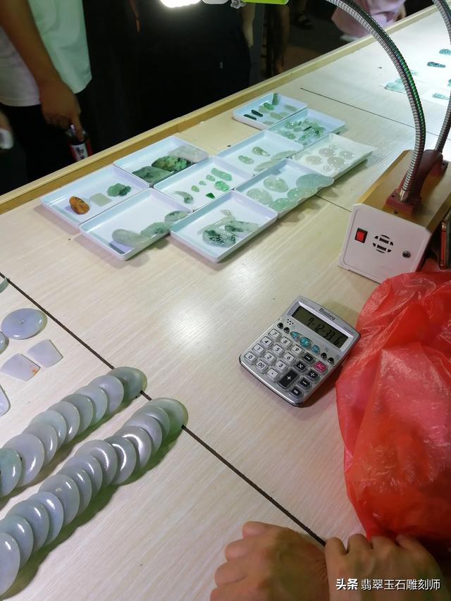 朋友送的翡翠手镯,大家帮忙看看是啥价值?-第5张图片-翡翠网 朋友送的翡翠手镯,大家帮忙看看是啥价值?-第5张图片-翡翠网