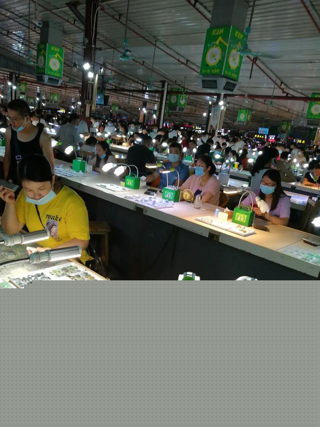 朋友送的翡翠手镯,大家帮忙看看是啥价值?-第6张图片-翡翠网 朋友送的翡翠手镯,大家帮忙看看是啥价值?-第6张图片-翡翠网