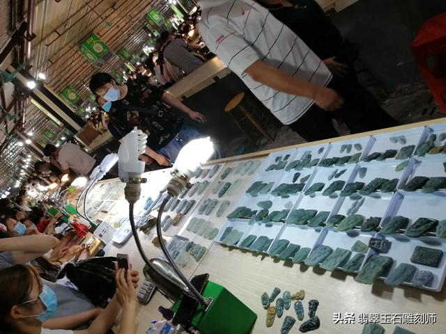 朋友送的翡翠手镯,大家帮忙看看是啥价值?-第7张图片-翡翠网 朋友送的翡翠手镯,大家帮忙看看是啥价值?-第7张图片-翡翠网