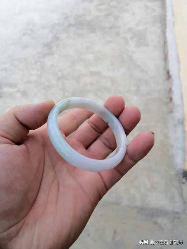 细糯化的翡翠手镯，2000买的，但是有一条五厘米棉线，值吗？-第11张图片-翡翠网