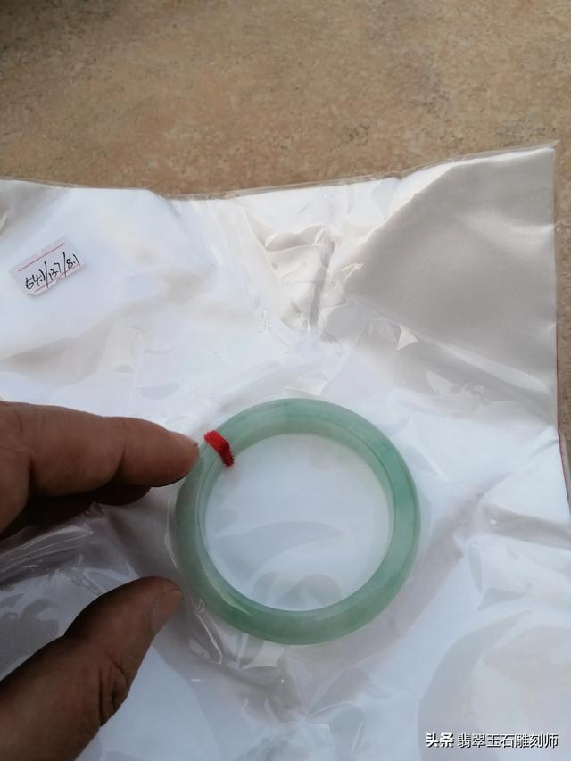 细糯化的翡翠手镯，2000买的，但是有一条五厘米棉线，值吗？-第15张图片-翡翠网