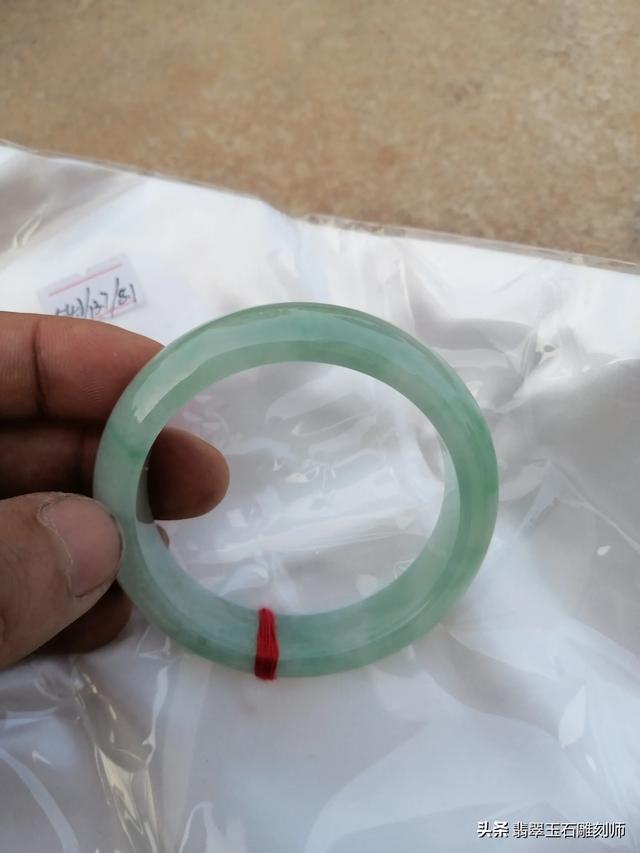 细糯化的翡翠手镯，2000买的，但是有一条五厘米棉线，值吗？-第16张图片-翡翠网