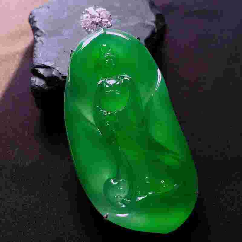 冰玻种翠色镶白金钻石观音挂件翡翠赏析-第3张图片-翡翠网