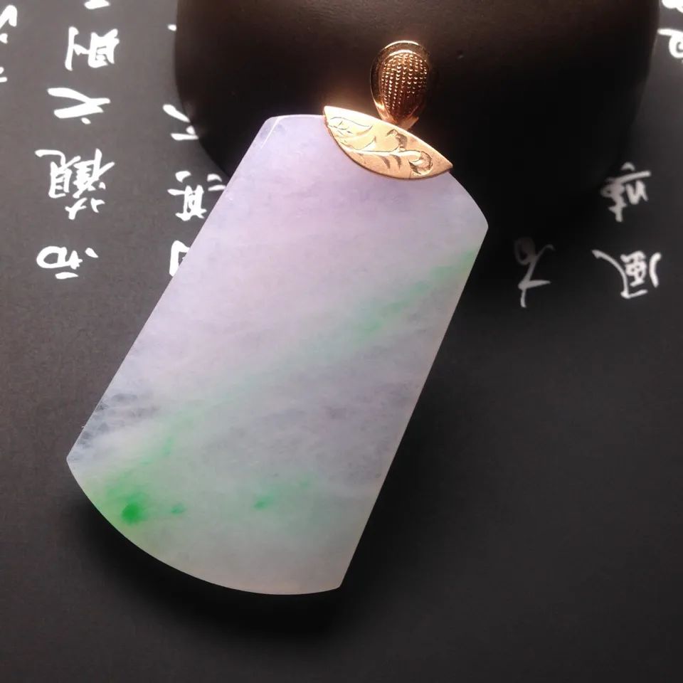 翡翠方牌磅礴大气,方寸之间尽显佩戴者的个性魅力!-第2张图片-翡翠网 翡翠方牌磅礴大气,方寸之间尽显佩戴者的个性魅力!-第2张图片-翡翠网