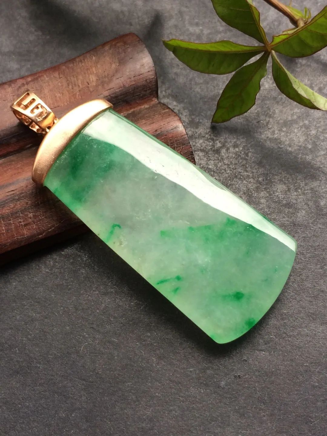 翡翠方牌磅礴大气,方寸之间尽显佩戴者的个性魅力!-第3张图片-翡翠网 翡翠方牌磅礴大气,方寸之间尽显佩戴者的个性魅力!-第3张图片-翡翠网