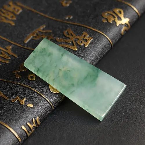 翡翠方牌磅礴大气,方寸之间尽显佩戴者的个性魅力!-第6张图片-翡翠网 翡翠方牌磅礴大气,方寸之间尽显佩戴者的个性魅力!-第6张图片-翡翠网
