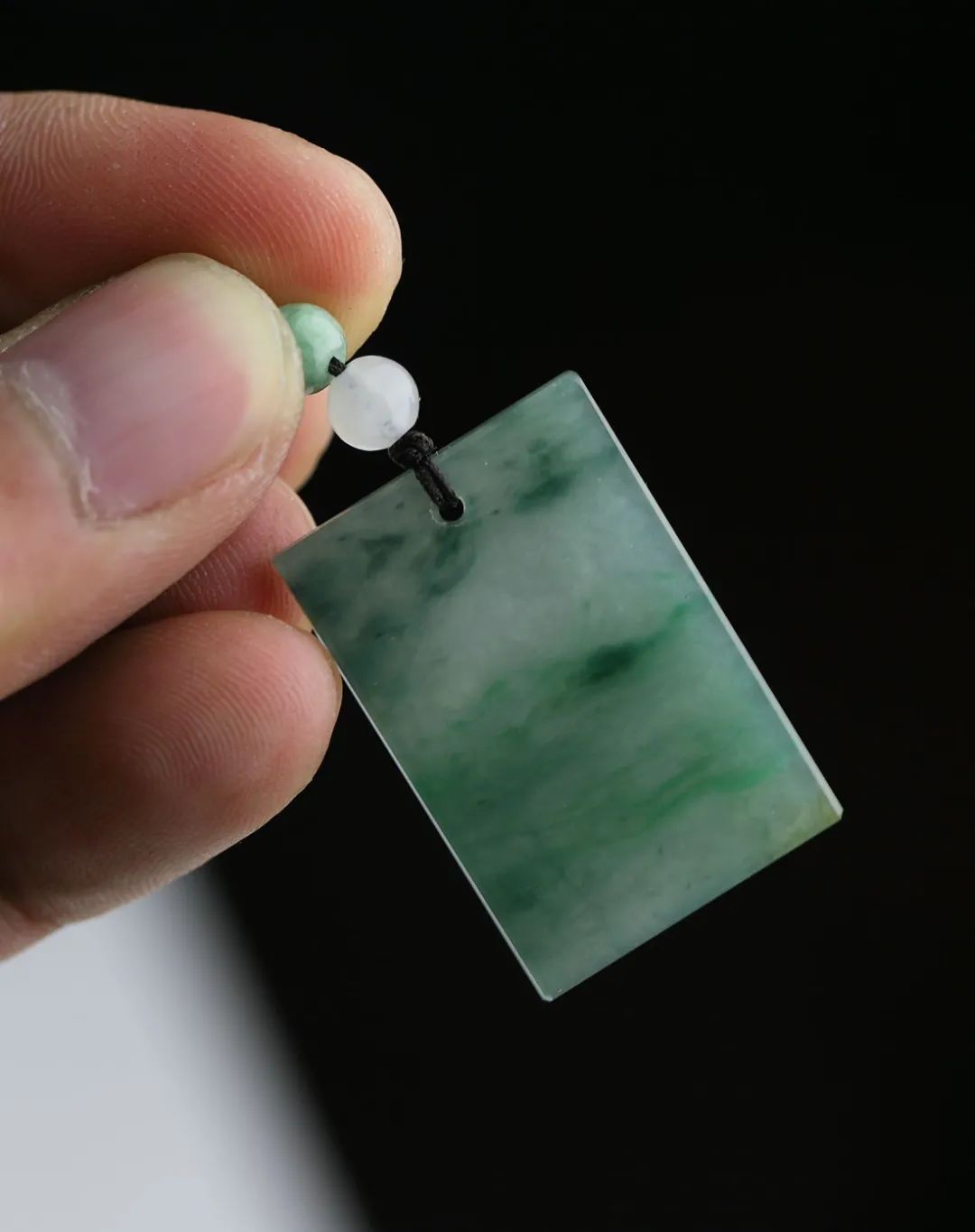 翡翠方牌磅礴大气,方寸之间尽显佩戴者的个性魅力!-第5张图片-翡翠网 翡翠方牌磅礴大气,方寸之间尽显佩戴者的个性魅力!-第5张图片-翡翠网