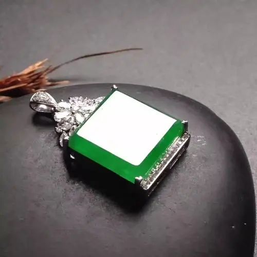翡翠方牌磅礴大气,方寸之间尽显佩戴者的个性魅力!-第4张图片-翡翠网 翡翠方牌磅礴大气,方寸之间尽显佩戴者的个性魅力!-第4张图片-翡翠网