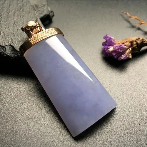 翡翠方牌磅礴大气,方寸之间尽显佩戴者的个性魅力!-第7张图片-翡翠网 翡翠方牌磅礴大气,方寸之间尽显佩戴者的个性魅力!-第7张图片-翡翠网